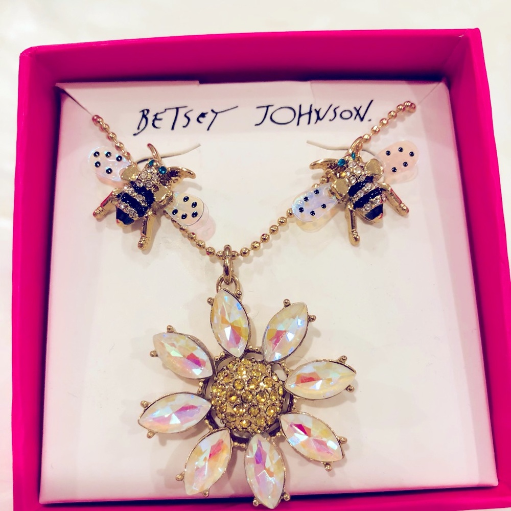 💕Betsey Johnson Bee and Daisy Jewelry Set